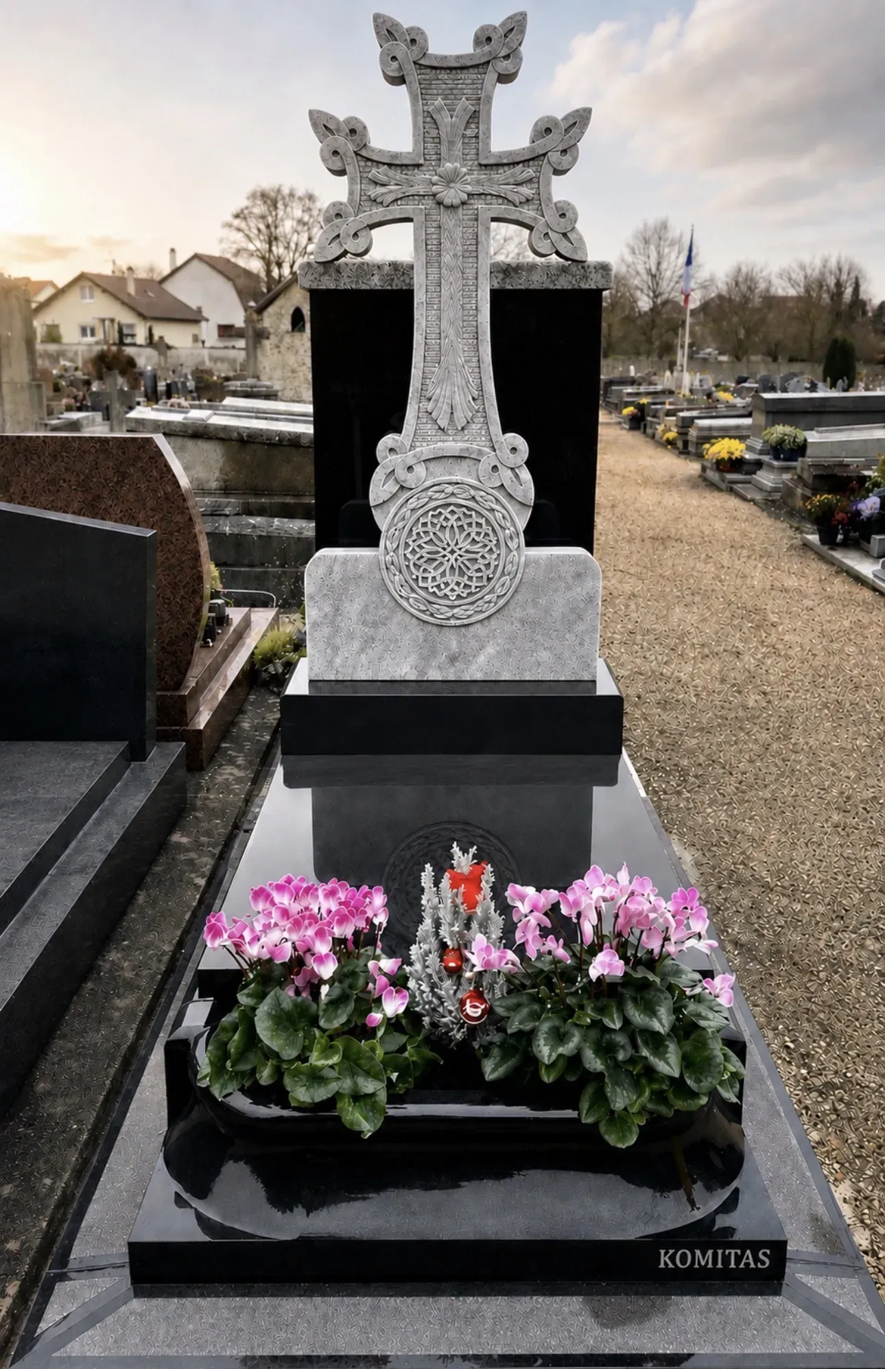 Monument funéraire arménien moderne avec croix khatchkar dorée au centre d'un cercle en granit