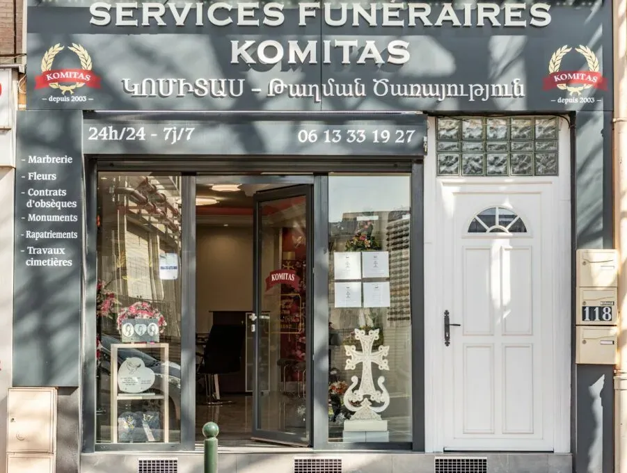 Devanture de l'agence Pompes Funèbres Komitas située au 118 avec croix arménienne en vitrine