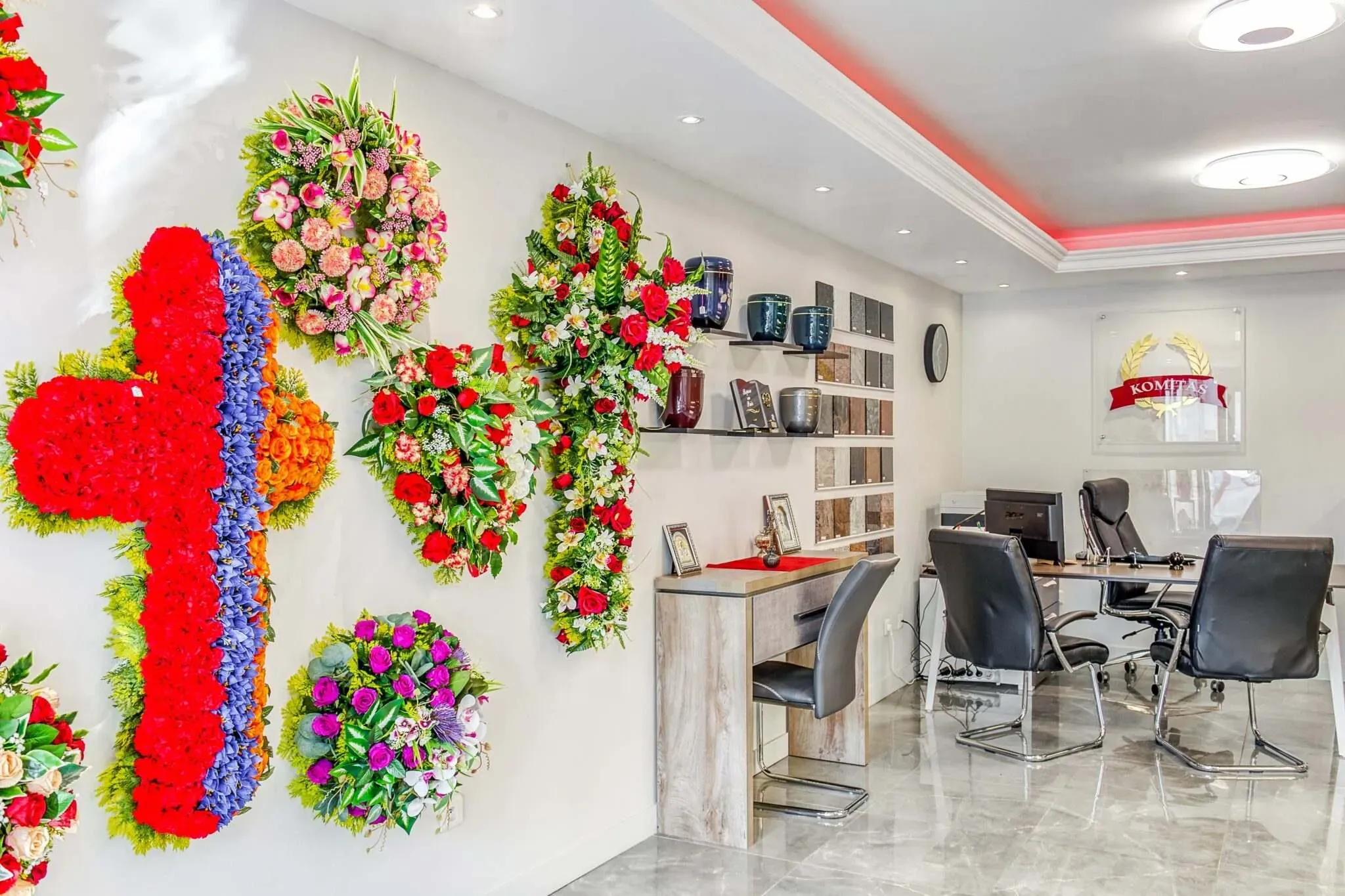 Showroom de l'agence présentant des compositions florales, des urnes et le bureau de réception