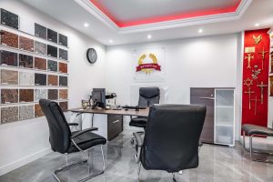 fleurs dans un vase dans un cimetiere